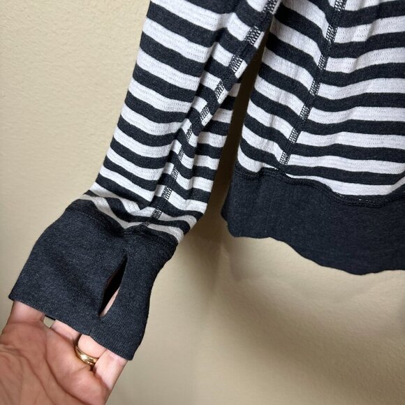 Lululemon Reversible In A Cinch Long Sleeve Funnel Neck Tee Top Size 10 - Picture 8 of 9